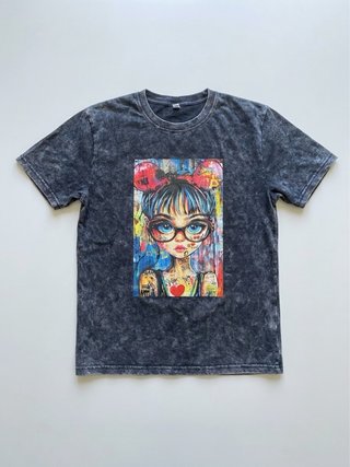 Camiseta negra efecto lavado al ácido.
