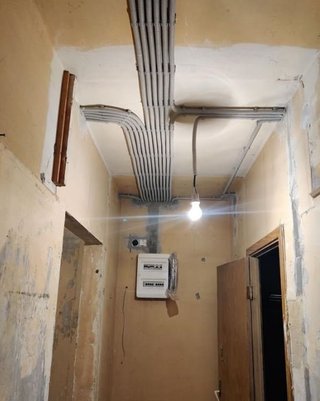 Electricista con grado en Ingeniería Eléctrica