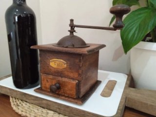 Antiguo molinillo de café con su placa de marca