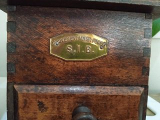 Antiguo molinillo de café con su placa de marca