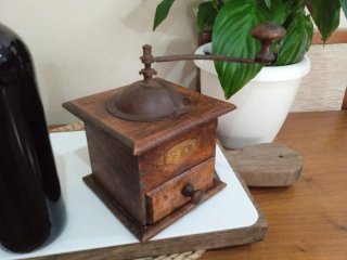 Antiguo molinillo de café con su placa de marca