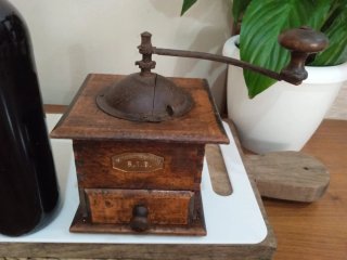 Antiguo molinillo de café con su placa de marca