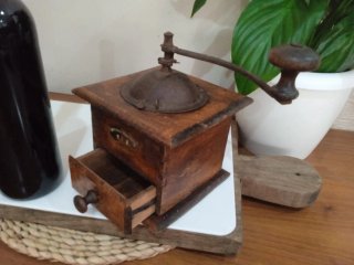 Antiguo molinillo de café con su placa de marca