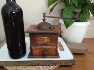 Antiguo molinillo de café con su placa de marca