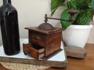Antiguo molinillo de café con su placa de marca