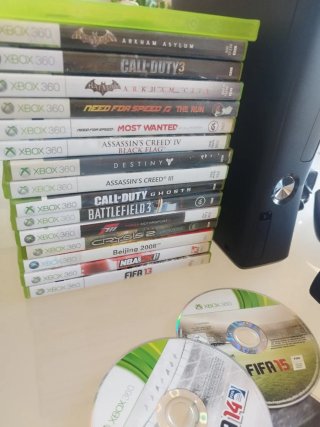 Xbox 360 250GB con 2 mandos y juegos