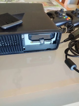 Xbox 360 250GB con 2 mandos y juegos
