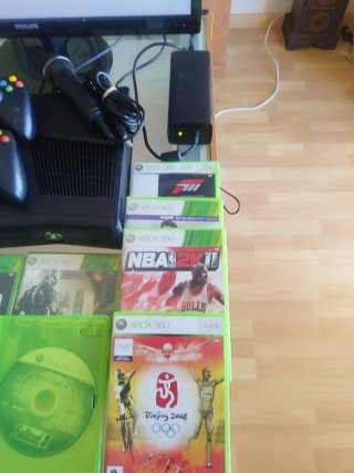 Xbox 360 250GB con 2 mandos y juegos