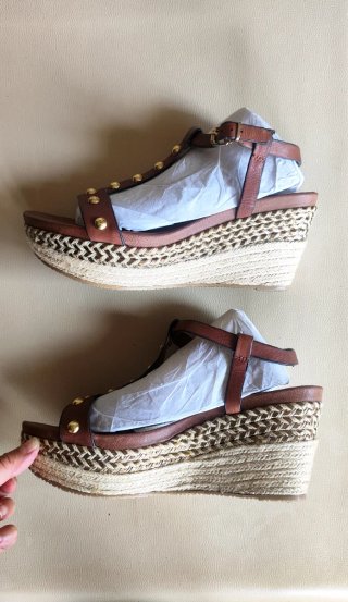 Sandalias de cuña con tachuelas