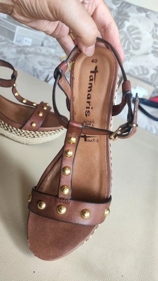 Sandalias de cuña con tachuelas