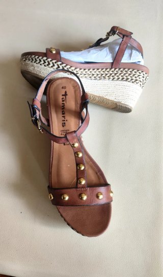 Sandalias de cuña con tachuelas