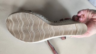 Sandalias de cuña con tachuelas