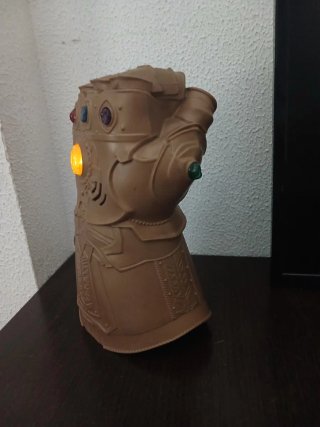 Guantelete de Thanos con Gema Iluminada