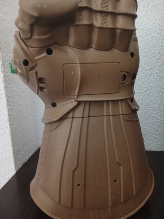 Guantelete de Thanos con Gema Iluminada