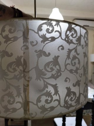 Lámpara de tela beige y metal