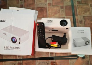 Mini proyector LED AOC portátil totalmente nuevo