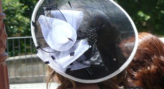 Tocado de fiesta beige y negro