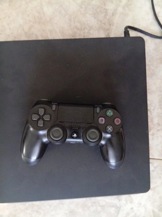 PS4 Slim Negra + Mando + disco de GTA V