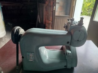 Máquina de coser antigua puntada invisible