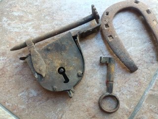 Cerradura Antigua de forja con llave y herrad