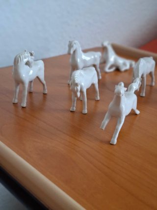 7 Caballos Porcelana Blancos