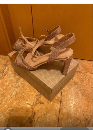 Sandalias fiesta doradas con pedrería