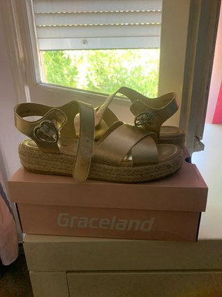 Sandalias doradas niña