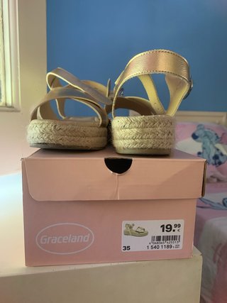 Sandalias doradas niña