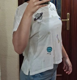 Camiseta blanca con estampado espacial