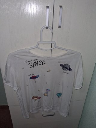 Camiseta blanca con estampado espacial