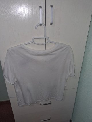 Camiseta blanca con estampado espacial