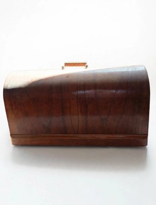 Máquina de coser antigua con tapa