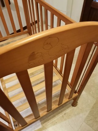 Cuna de bebé de madera + colchón