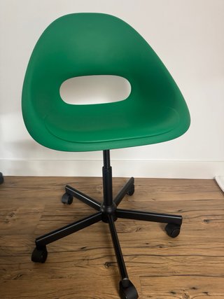 Silla de oficina verde con ruedas