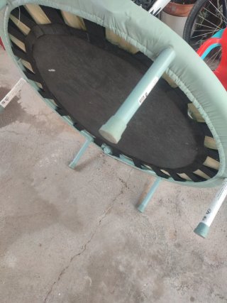 Cama elástica infantil con diseño de dinosaurio.