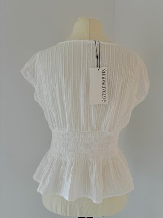 Blusa Stradivarius blanca volantes Talla L