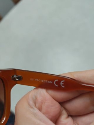 Gafas de sol marrones y naranjas