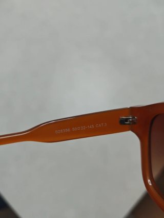 Gafas de sol marrones y naranjas