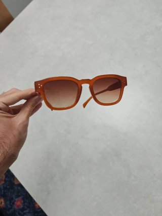 Gafas de sol marrones y naranjas