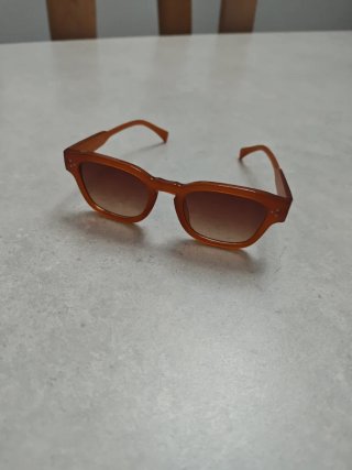 Gafas de sol marrones y naranjas