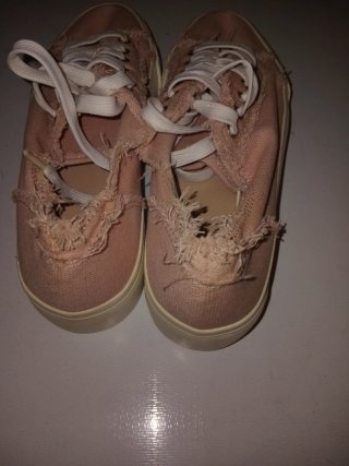 Zapatillas rosas con cordones blancos