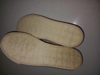 Zapatillas rosas con cordones blancos