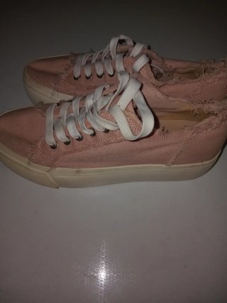 Zapatillas rosas con cordones blancos
