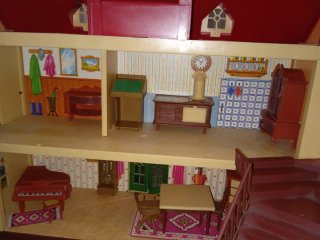 Casita de muñecas de madera