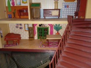 Casita de muñecas de madera