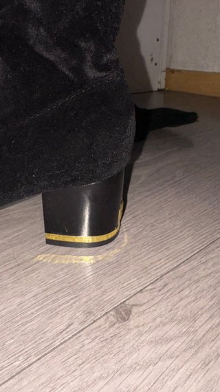 Botas altas negras con detalle dorado
