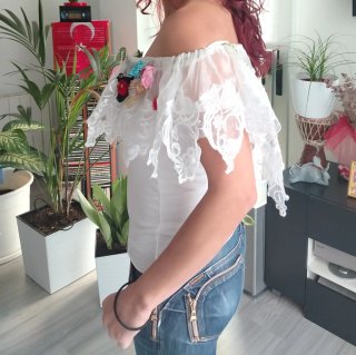 Sobre Blusa blanca con flores y encaje