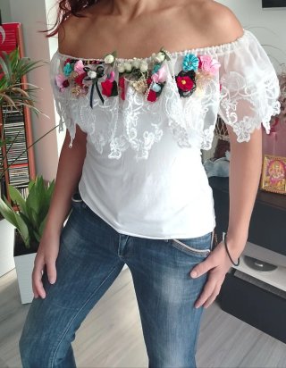Sobre Blusa blanca con flores y encaje
