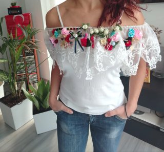 Sobre Blusa blanca con flores y encaje