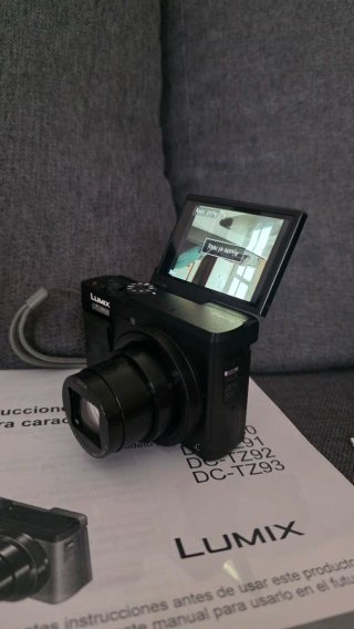 Cámara Panasonic DC-TZ90 con accesorios
